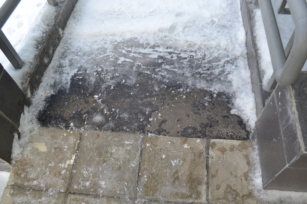Соли бетонных. Наледь на плитке тротуарной. Замерзший бетон. Очистка отмостки от снега. Очистка тротуаров от снега.